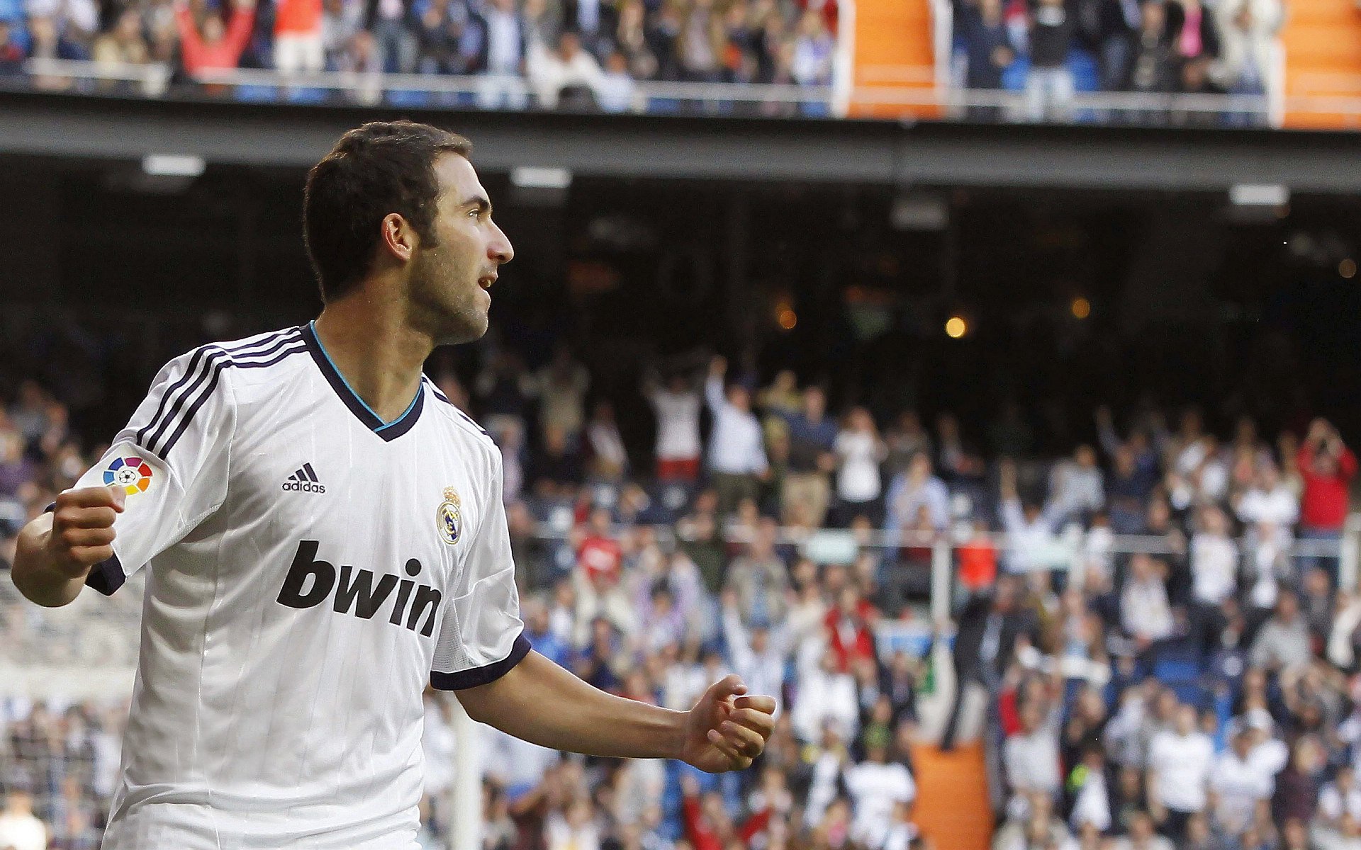 德甲狂战，比分4-3，比赛中明星前锋两球，关键数据：角球12个，传球成功率85%